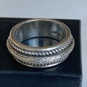 Vintage Sterling Silver ring. A band with nice design work around entire ring.